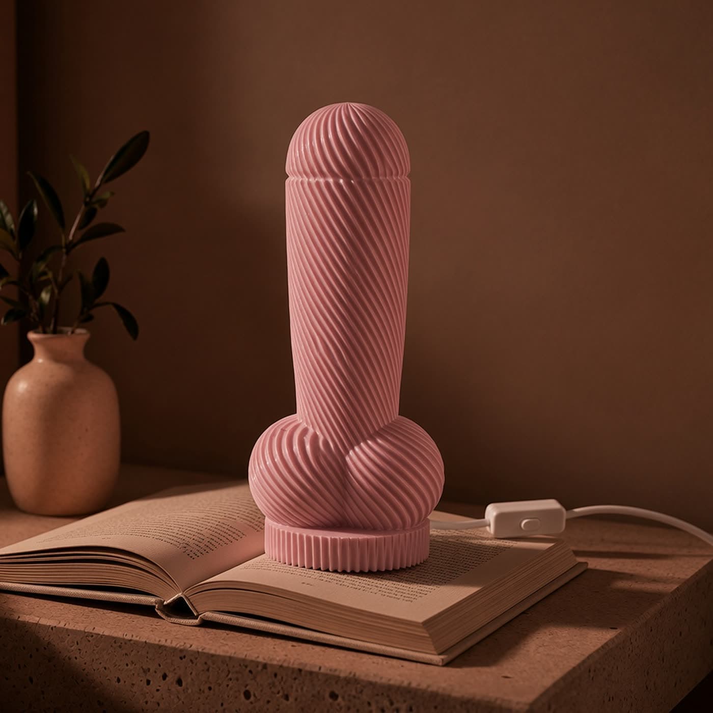 Objet déco insolite Lampe Monsieur posé sur un livre ouvert, chevet en pénombre