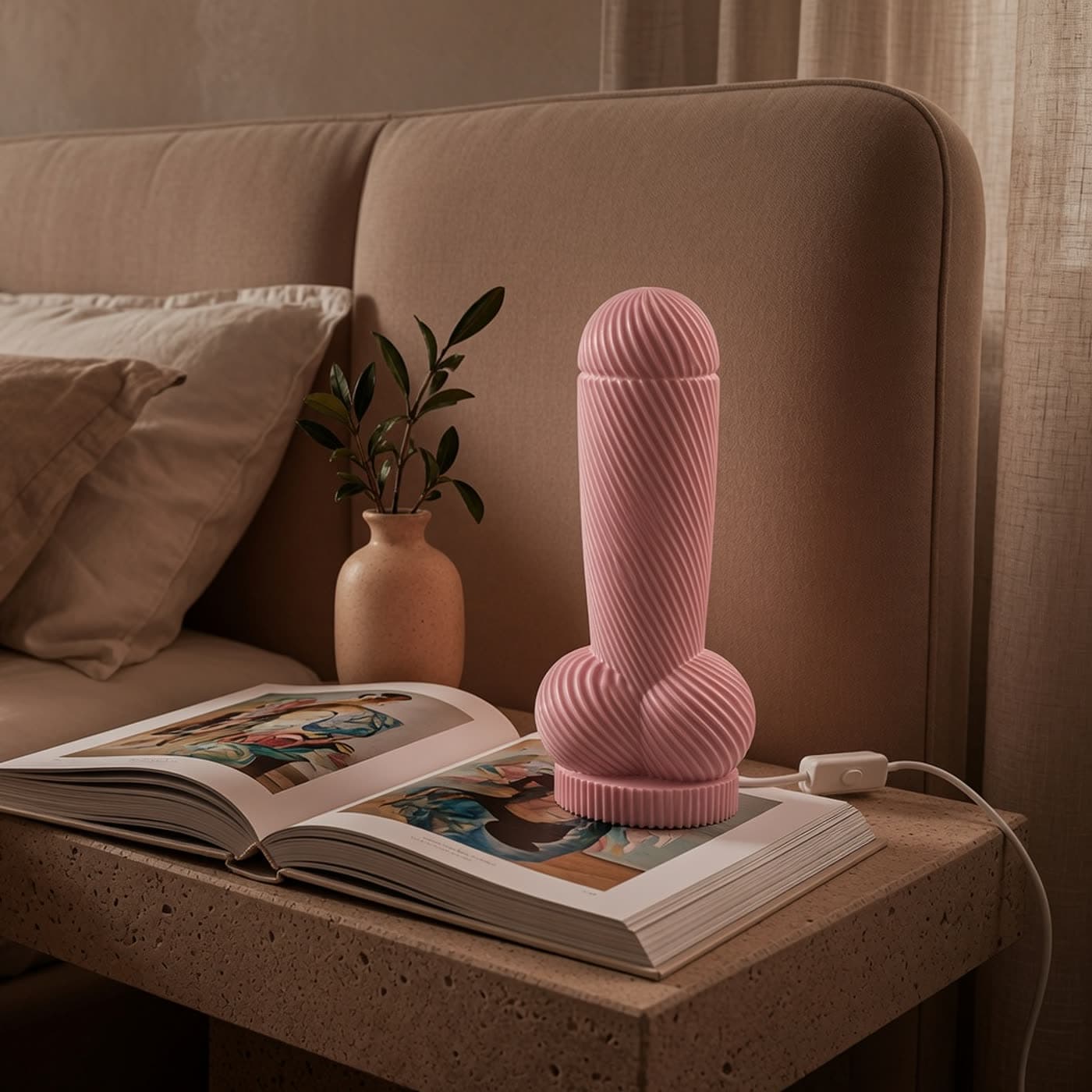 Cadeau insolite Lampe Monsieur au chevet d'un lit en lin, ambiance du soir