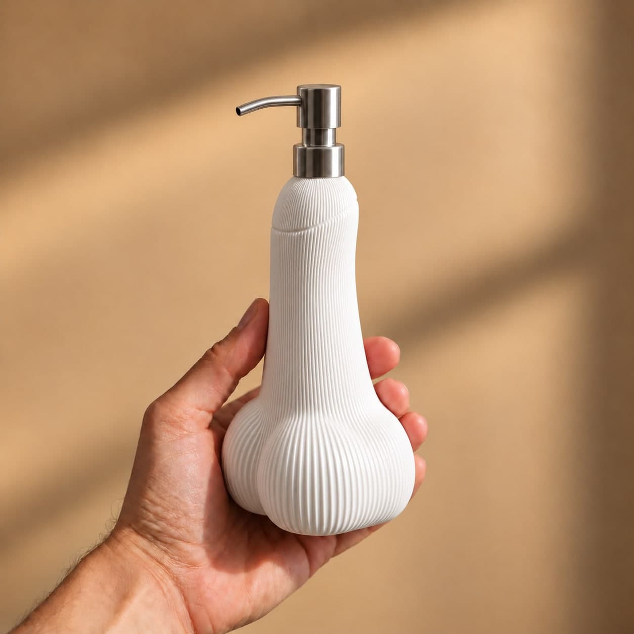 Distributeur de savon insolite Semence blanc tenu en main, échelle réelle, pompe inox