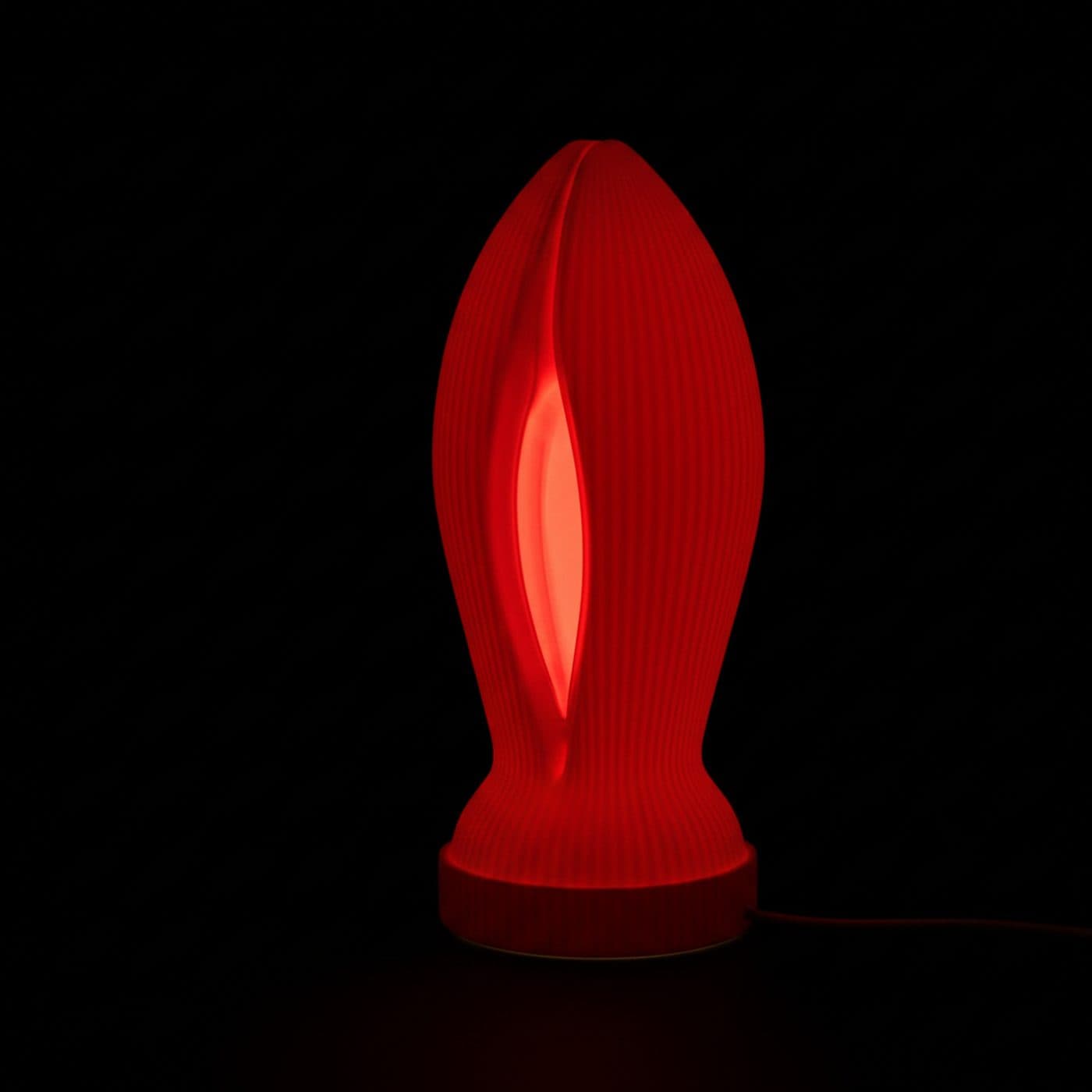 Veilleuse design Lampe Madame allumée dans le noir complet, la fente centrale d'un rouge vif